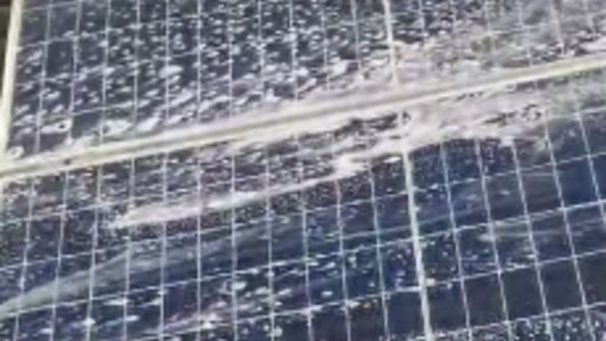 Painéis solares durante higienização
